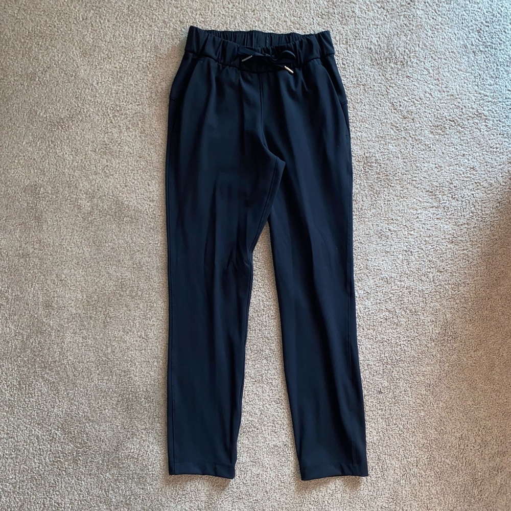 Lululemon on the fly 7/8 pants. Size 0